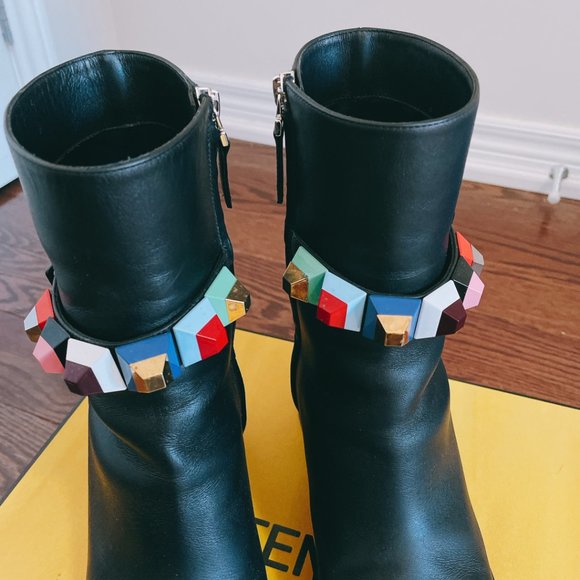 9.8/10 New Fendi Boots, 100% authentic. - Picture 5 of 10